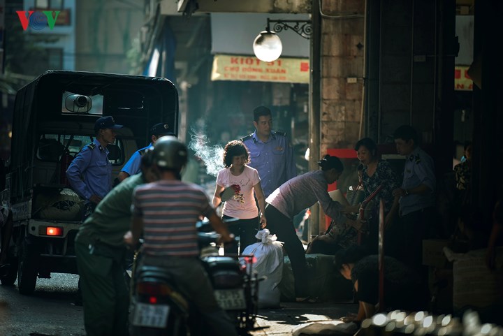 Những hình ảnh bình dị, thân thương trên phố phường Hà Nội