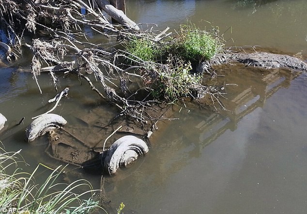Đi dự tiệc cuối năm, hai nữ sinh bỗng bốc hơi không dấu vết, 43 năm sau một vụ hạn hán bất ngờ phơi bày toàn bộ sự thật