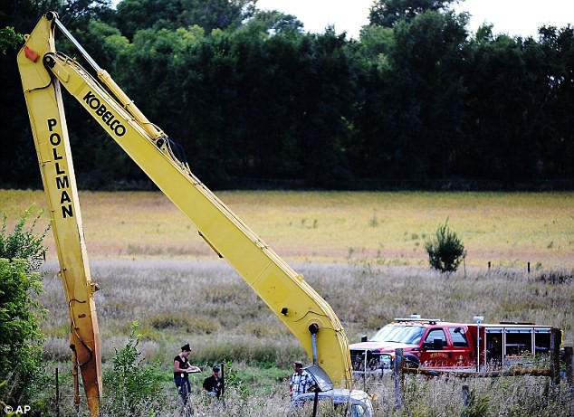 Đi dự tiệc cuối năm, hai nữ sinh bỗng bốc hơi không dấu vết, 43 năm sau một vụ hạn hán bất ngờ phơi bày toàn bộ sự thật