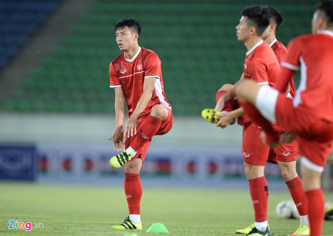 Bùi Tiến Dũng lệch cổ chân, chạy đua với thời gian để gặp Lào