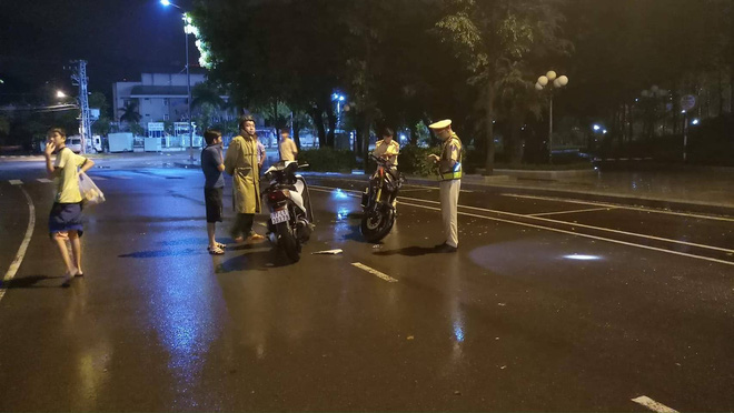 CSGT ngã khi làm việc với dân, trưởng công an: Chưa biết tự trượt ngã hay trúng cùi chỏ