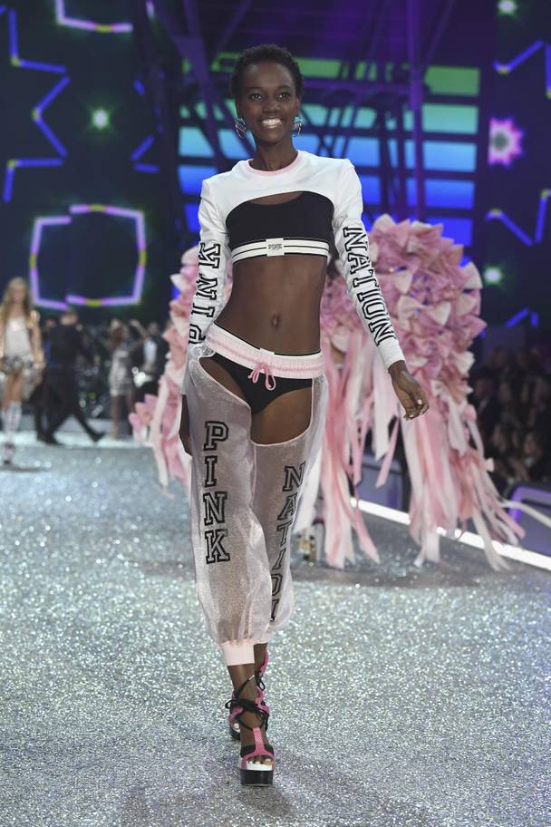 Mỏi mắt ngắm vẻ nóng bỏng của dàn mẫu chính thức tham gia Victorias Secret Fashion Show 2018