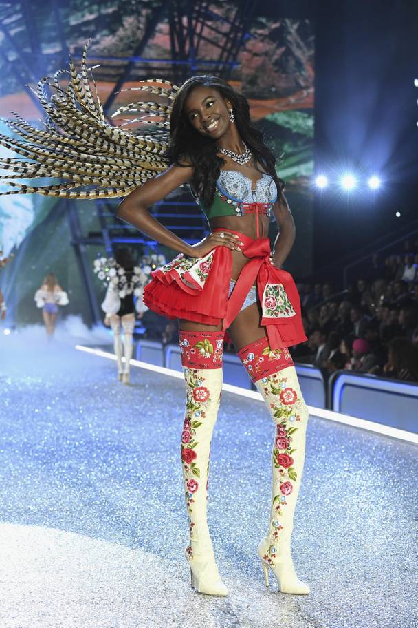 Mỏi mắt ngắm vẻ nóng bỏng của dàn mẫu chính thức tham gia Victorias Secret Fashion Show 2018