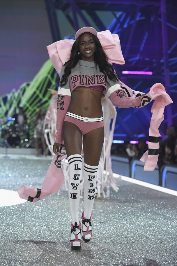Mỏi mắt ngắm vẻ nóng bỏng của dàn mẫu chính thức tham gia Victorias Secret Fashion Show 2018