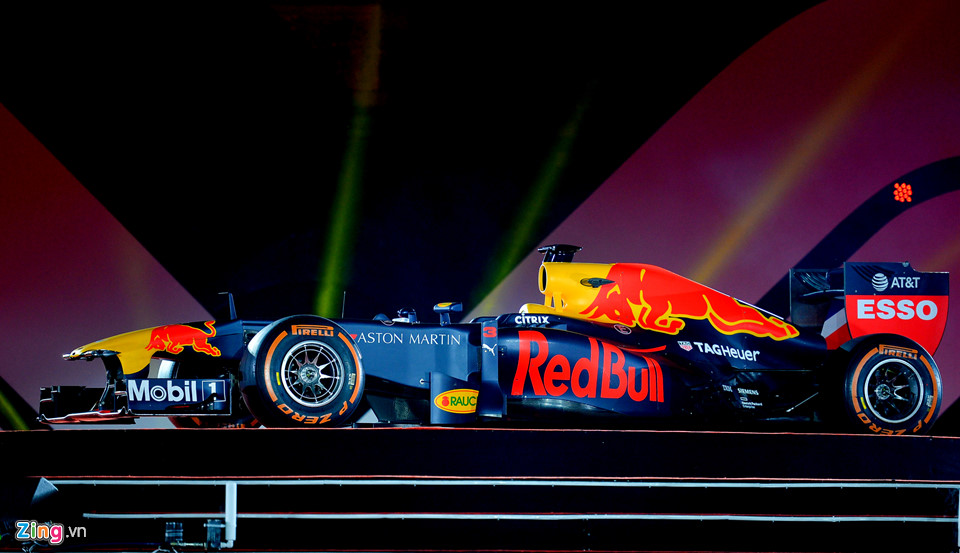 Xe đua F1 xuất hiện hoành tráng tại Hoàng thành Thăng Long