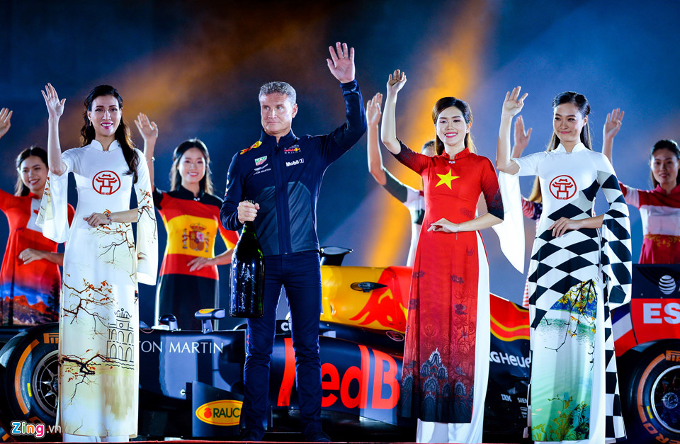 Xe đua F1 xuất hiện hoành tráng tại Hoàng thành Thăng Long