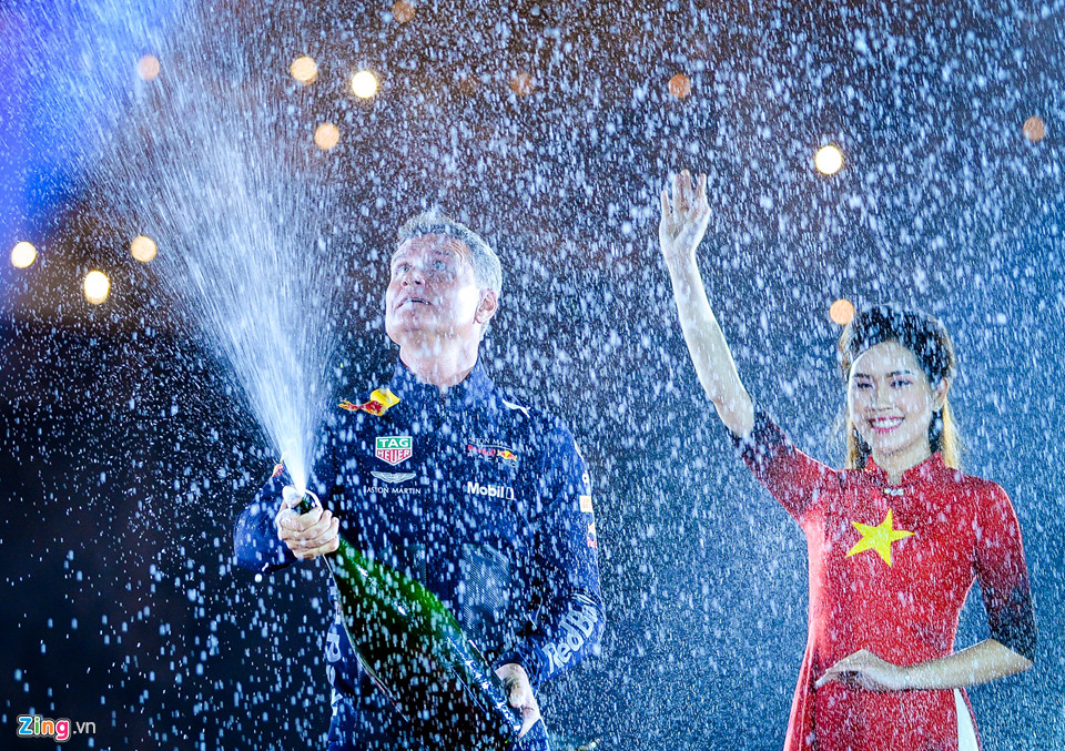 Xe đua F1 xuất hiện hoành tráng tại Hoàng thành Thăng Long