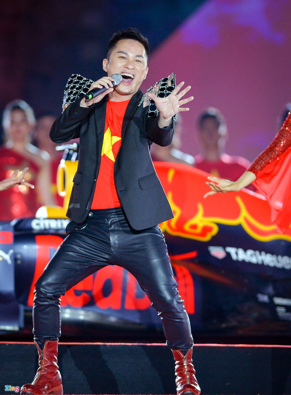 Xe đua F1 xuất hiện hoành tráng tại Hoàng thành Thăng Long