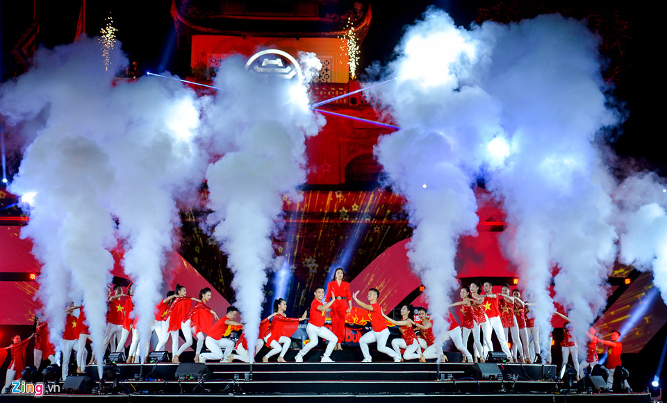 Xe đua F1 xuất hiện hoành tráng tại Hoàng thành Thăng Long