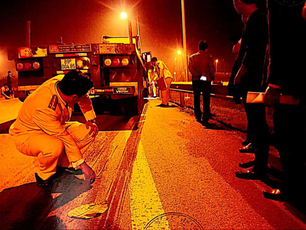 Quá vô lý khi xe container giảm tốc độ 62 km/h về 0 chỉ trong 1 giây