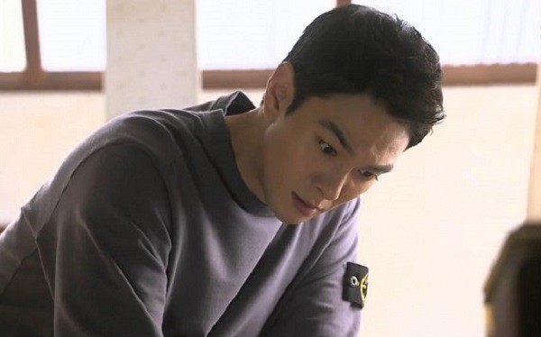 Chồng nghi ngờ vợ ngoại tình cho đến khi lục lọi túi xách của vợ và phát hiện sự thật ngã ngửa