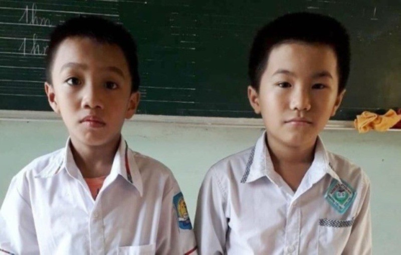 Đi học về nhặt được 15 triệu, 2 học sinh mang đến xã nhờ tìm người đánh rơi