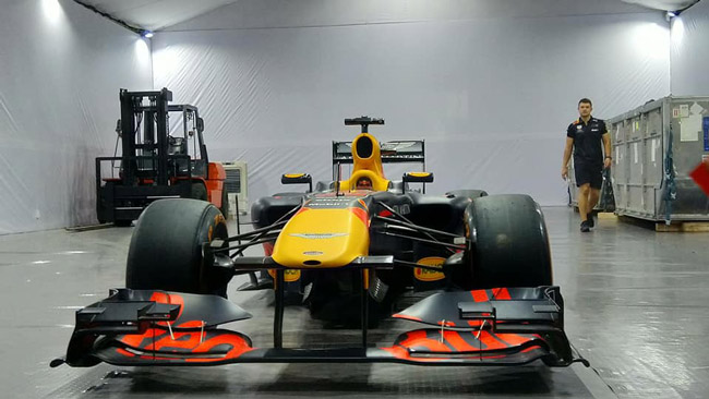 Chiếc xe đua F1 hàng chục triệu USD vừa xuất hiện tại Hà Nội khủng cỡ nào?