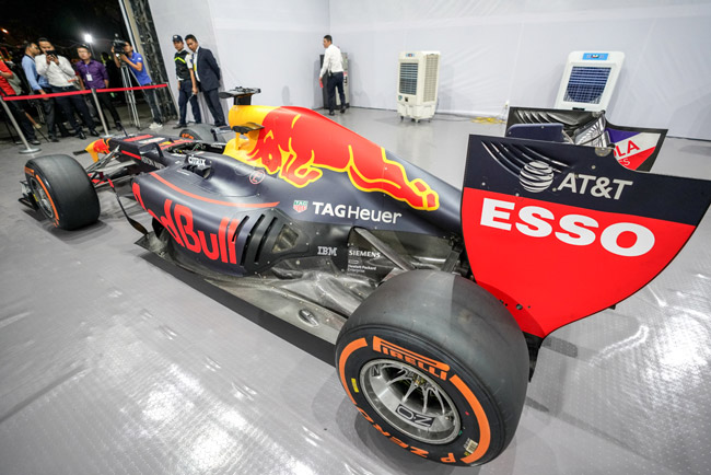 Chiếc xe đua F1 hàng chục triệu USD vừa xuất hiện tại Hà Nội khủng cỡ nào?