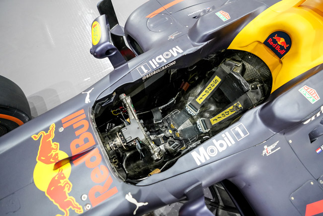 Chiếc xe đua F1 hàng chục triệu USD vừa xuất hiện tại Hà Nội khủng cỡ nào?