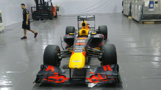 Chiếc xe đua F1 hàng chục triệu USD vừa xuất hiện tại Hà Nội khủng cỡ nào?