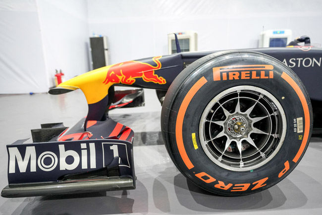 Chiếc xe đua F1 hàng chục triệu USD vừa xuất hiện tại Hà Nội khủng cỡ nào?