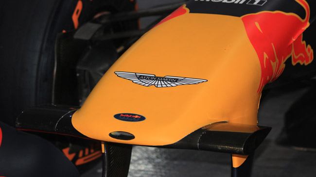 Chiếc xe đua F1 hàng chục triệu USD vừa xuất hiện tại Hà Nội khủng cỡ nào?