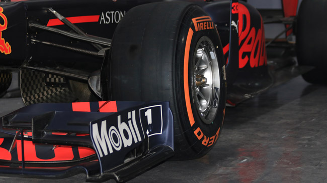 Chiếc xe đua F1 hàng chục triệu USD vừa xuất hiện tại Hà Nội khủng cỡ nào?