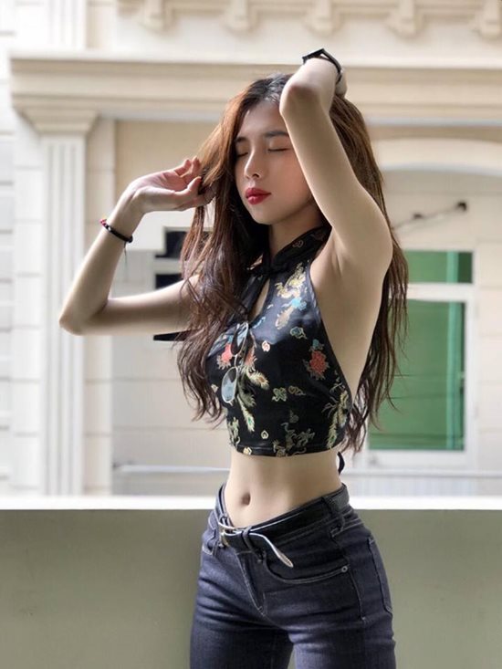 Hotgirl Sài thành có thân hình nóng bỏng tới mức bị đồn thổi không có thực