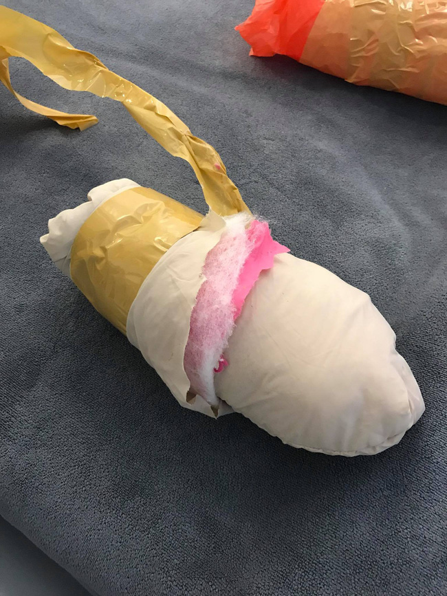 Đặt mua 2 chiếc áo thun co giãn của shop online, bà mẹ trẻ tá hỏa nhận nguyên combo... 1 mũ và 1 ống tay áo phao