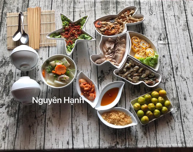 Mang không quá 200k đi chợ, mẹ trẻ 3 con khiến ai nấy sững sờ vì mâm cơm sang trọng, đẹp mắt như nhà hàng