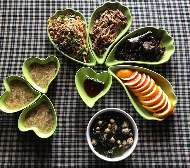 Mang không quá 200k đi chợ, mẹ trẻ 3 con khiến ai nấy sững sờ vì mâm cơm sang trọng, đẹp mắt như nhà hàng