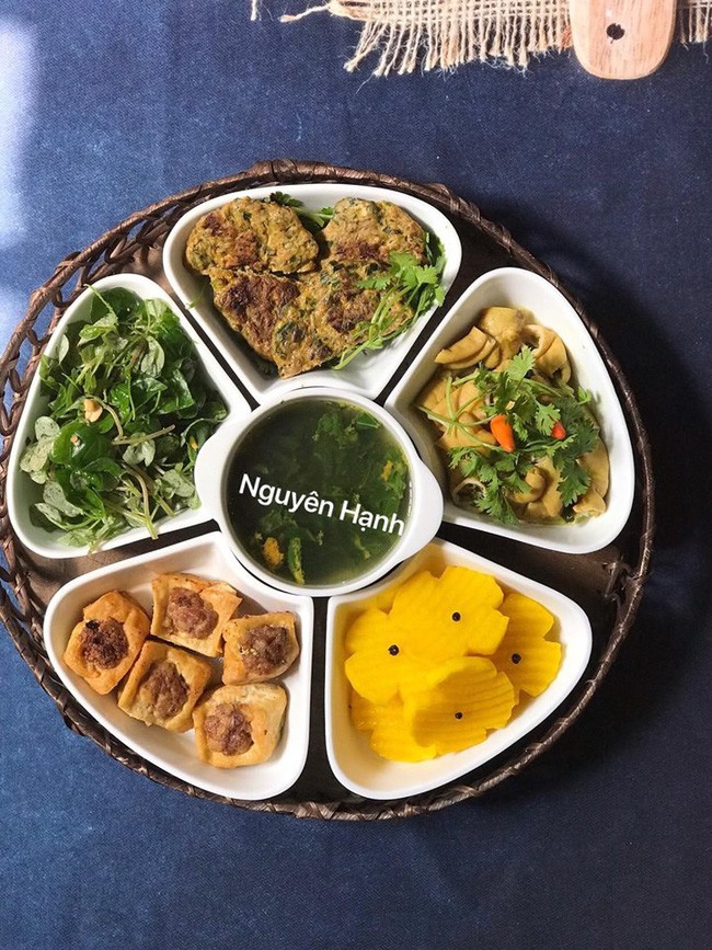 Mang không quá 200k đi chợ, mẹ trẻ 3 con khiến ai nấy sững sờ vì mâm cơm sang trọng, đẹp mắt như nhà hàng