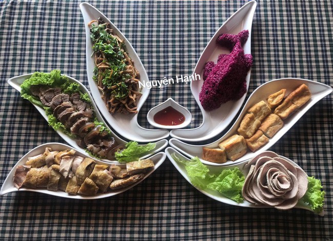 Mang không quá 200k đi chợ, mẹ trẻ 3 con khiến ai nấy sững sờ vì mâm cơm sang trọng, đẹp mắt như nhà hàng