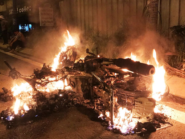 Thanh niên 20 tuổi chặn xe, tạt xăng đốt người đàn ông khiến cả 2 nguy kịch