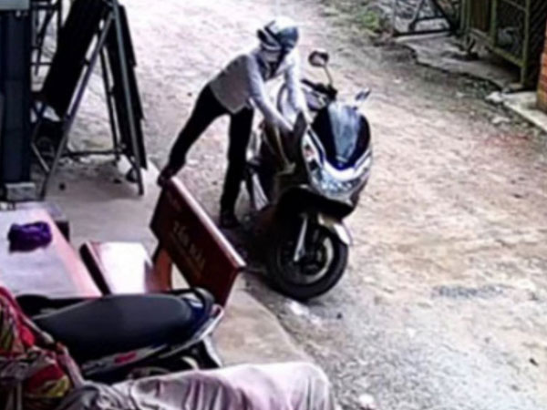 Đi mượn xe nhà người quen, thầy giáo trộm luôn tài sản