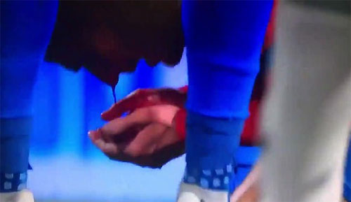 Ramos không nhận thẻ dù đánh đối thủ chảy máu đầm đìa