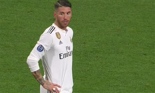 Ramos không nhận thẻ dù đánh đối thủ chảy máu đầm đìa