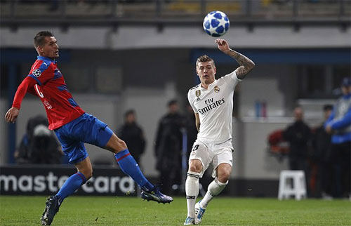 Benzema lập cú đúp, Real đại thắng ở Champions League