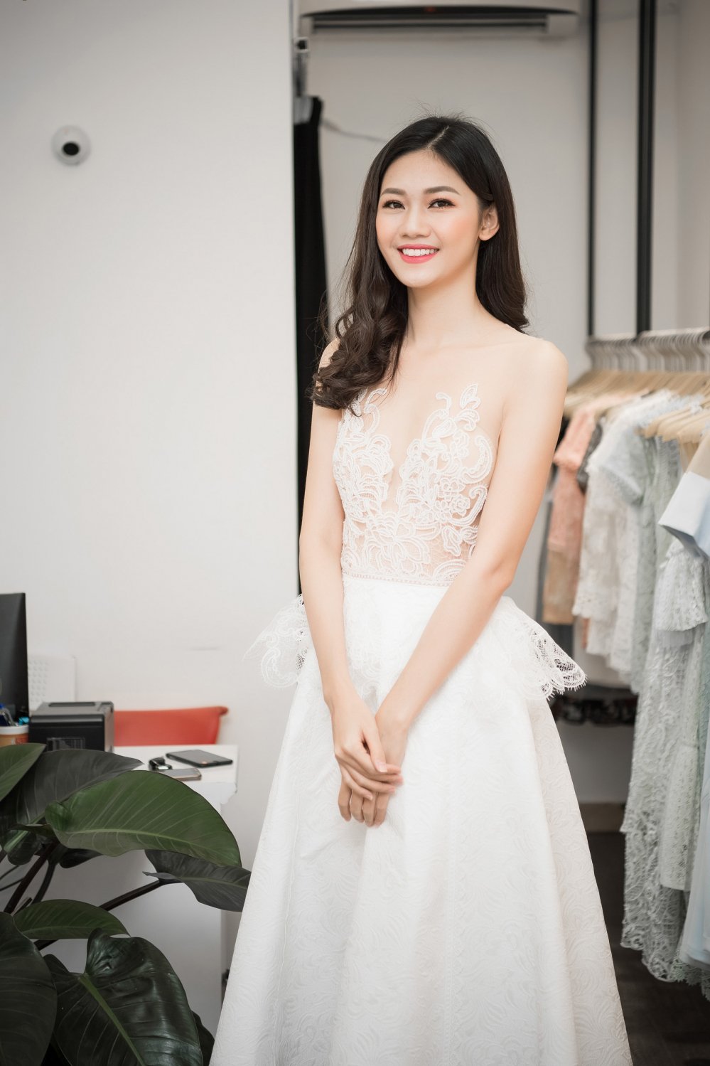 Giữa tin đồn lên xe hoa vào cuối năm, á hậu Thanh Tú lại đăng ảnh năm tay bạn trai bí ẩn