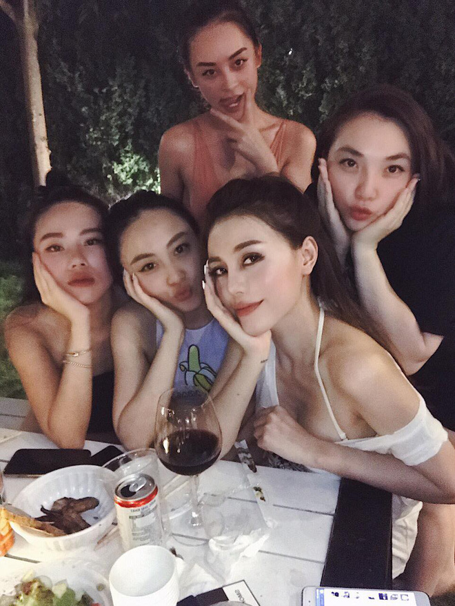 Hội bạn thân 10 năm rủ nhau diện bikini, khoe body nóng bỏng đốt cả Instagram Hội bạn thân 10 năm rủ nhau diện bikini, khoe body nóng bỏng đốt cả Instagram
