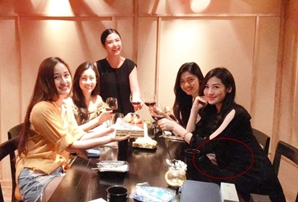 Á hậu Tú Anh liên tục lộ ảnh vòng 2 lớn trước nghi vấn mang bầu