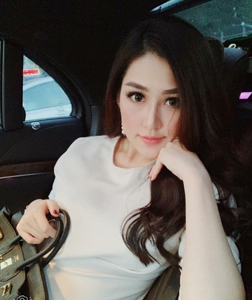 Á hậu Tú Anh liên tục lộ ảnh vòng 2 lớn trước nghi vấn mang bầu