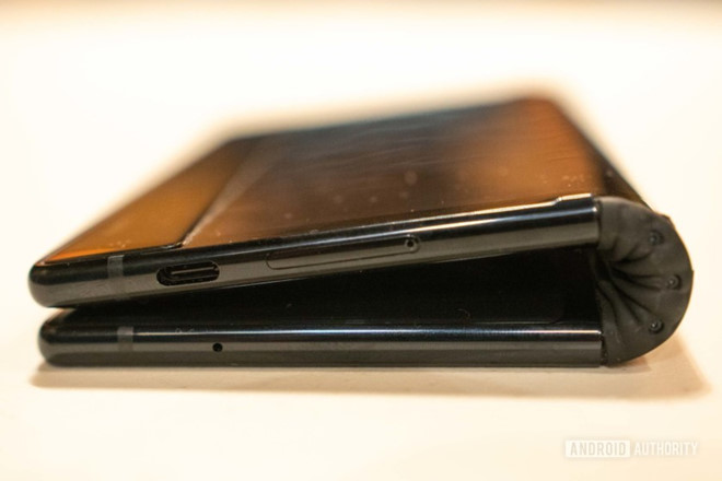 Smartphone màn hình gập đầu tiên vừa ra mắt
