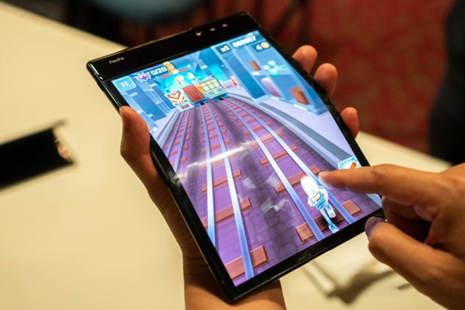 Smartphone màn hình gập đầu tiên vừa ra mắt