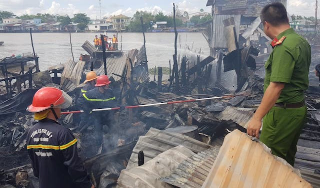 Cháy lớn ở dãy nhà ven chợ nổi Cái Răng