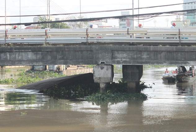 Chìm sà lan ở Cần Thơ, 4 người thoát chết