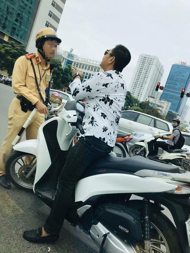 Người đàn ông đầu trần lái xe SH đi ngược chiều, thách thức CSGT ở trung tâm Hà Nội