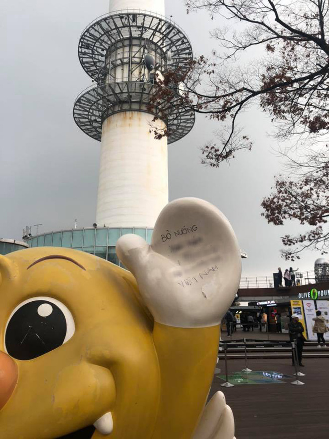 Xuất hiện hình ảnh dòng chữ tiếng Việt viết trên bức tượng dưới chân tháp Namsan Seoul, Hàn Quốc