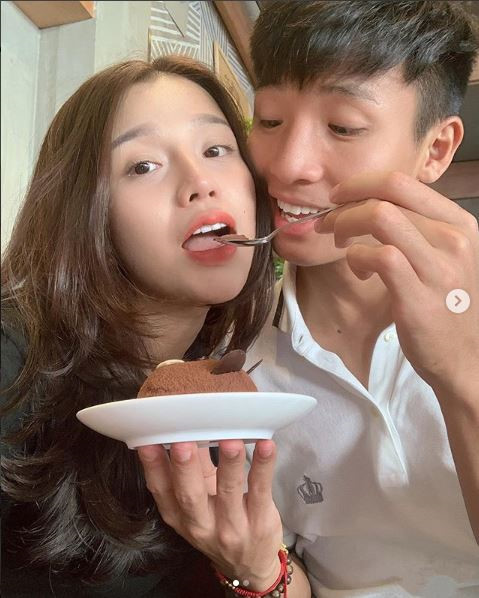 Bạn gái Tiến Dũng, Huy Hùng gửi lời chúc tới đội VN trước trận gặp Lào Bạn gái Tiến Dũng, Huy Hùng gửi lời chúc tới đội VN trước trận gặp Lào