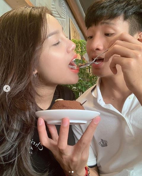 Bạn gái Tiến Dũng, Huy Hùng gửi lời chúc tới đội VN trước trận gặp Lào