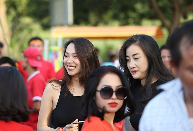 Những bóng hồng xinh đẹp tiếp lửa cho tuyển Việt Nam Những bóng hồng xinh đẹp tiếp lửa cho tuyển Việt Nam