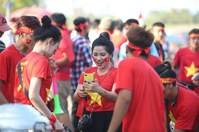 Những bóng hồng xinh đẹp tiếp lửa cho tuyển Việt Nam