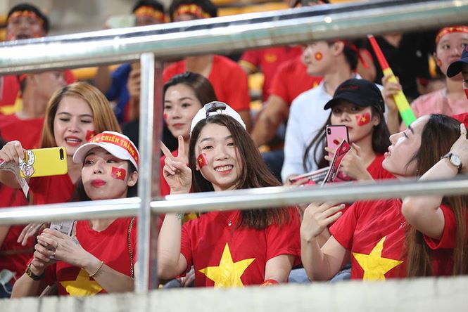 Những bóng hồng xinh đẹp tiếp lửa cho tuyển Việt Nam Những bóng hồng xinh đẹp tiếp lửa cho tuyển Việt Nam