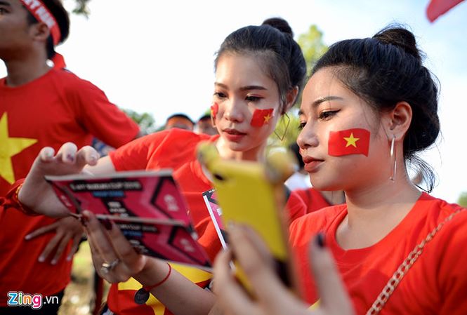Những bóng hồng xinh đẹp tiếp lửa cho tuyển Việt Nam Những bóng hồng xinh đẹp tiếp lửa cho tuyển Việt Nam